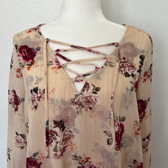 Show me your mumu tan long sleeve top with flowers - Picture 3 of 6